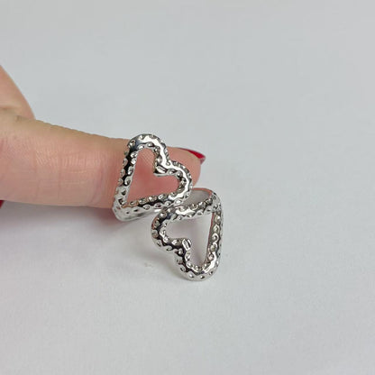 Anello Cuori Intrecciati – Argento Puntinato