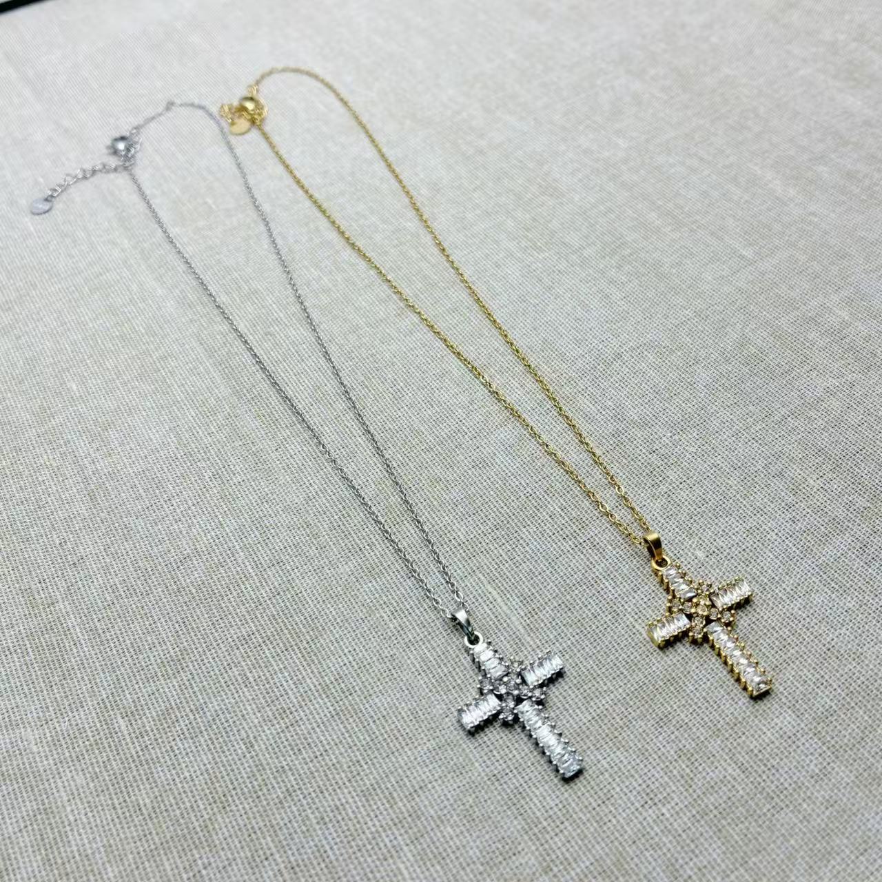 (C348)Collana Croce