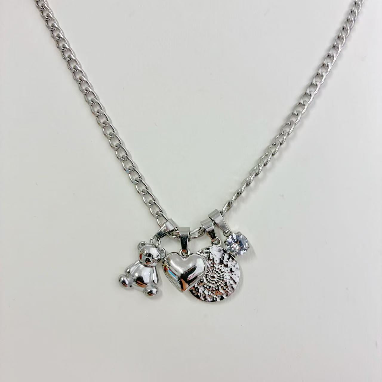 Collana “Charms Luminosi” – Dettagli Romantici e Stile Moderno