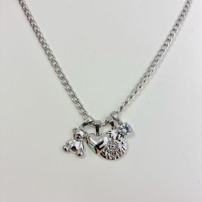 Collana “Charms Luminosi” – Dettagli Romantici e Stile Moderno