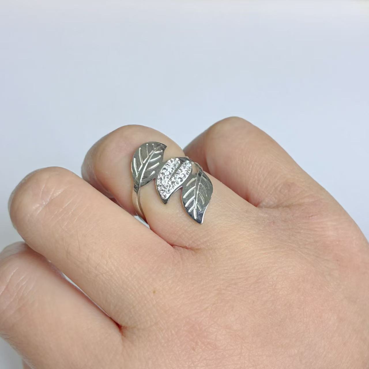 Anello Foglia Elegante – Fascino Naturale in Acciaio Inossidabile