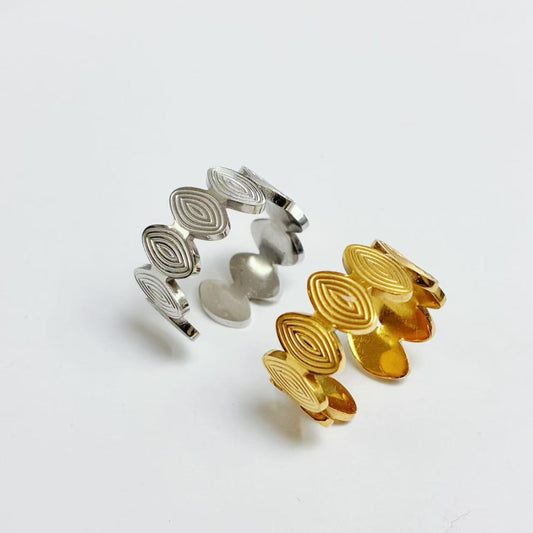 Anello “Motivi Ipnotici” – Fascia Decorata dal Ritmo Geometrico Elegante