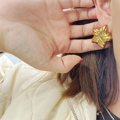 Orecchini “Foglia” – La forza della natura, scolpita nella materia