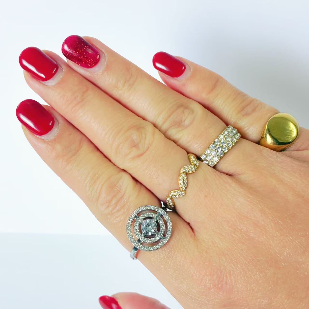 Anello “Onde di Luce” – Eleganza Moderna con Linea Fluida Pavé