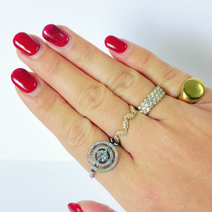 Anello “Onde di Luce” – Eleganza Moderna con Linea Fluida Pavé