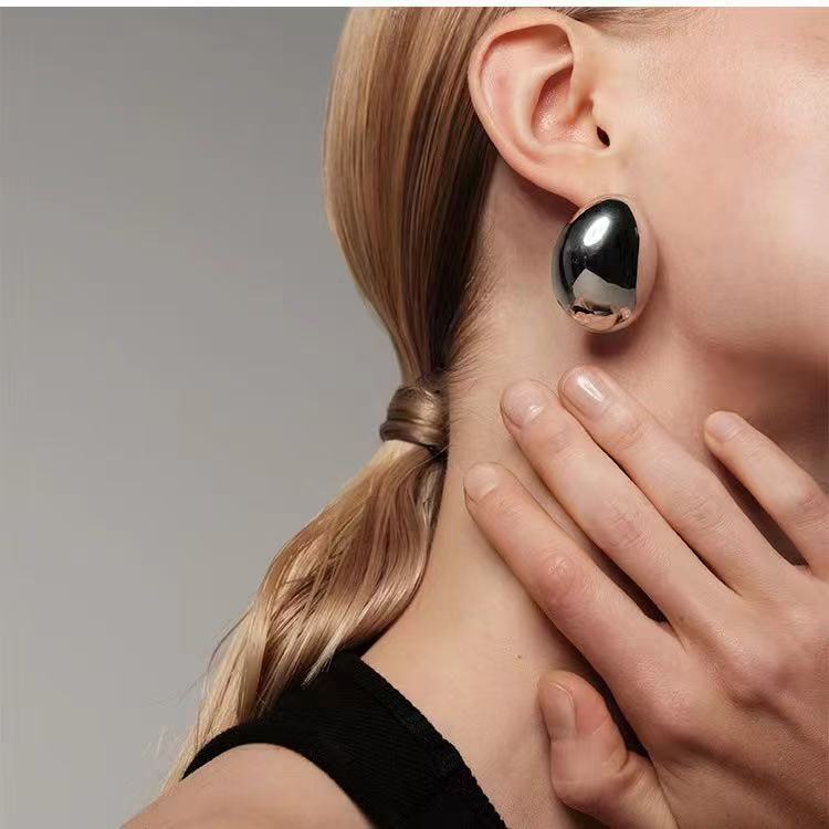 Orecchini Ovali Scultorei — Linee Morbide e Eleganza Contemporanea