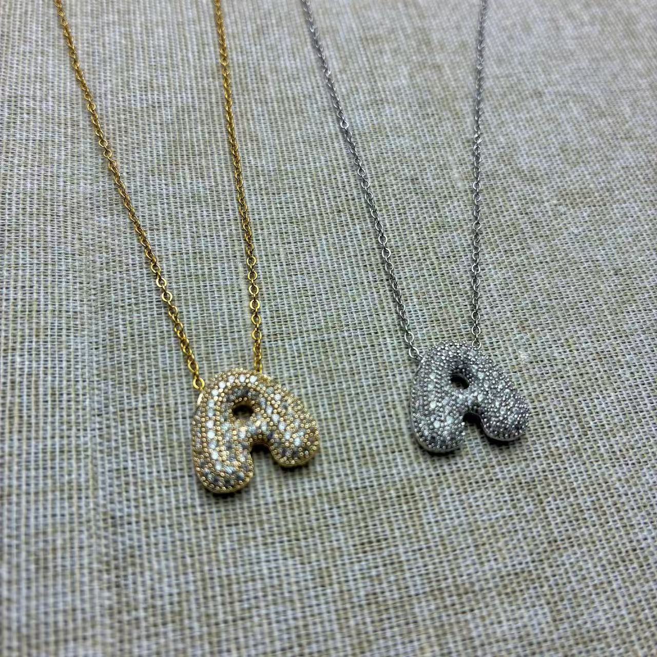 (C352)Collana lettera bombata piccola con strass