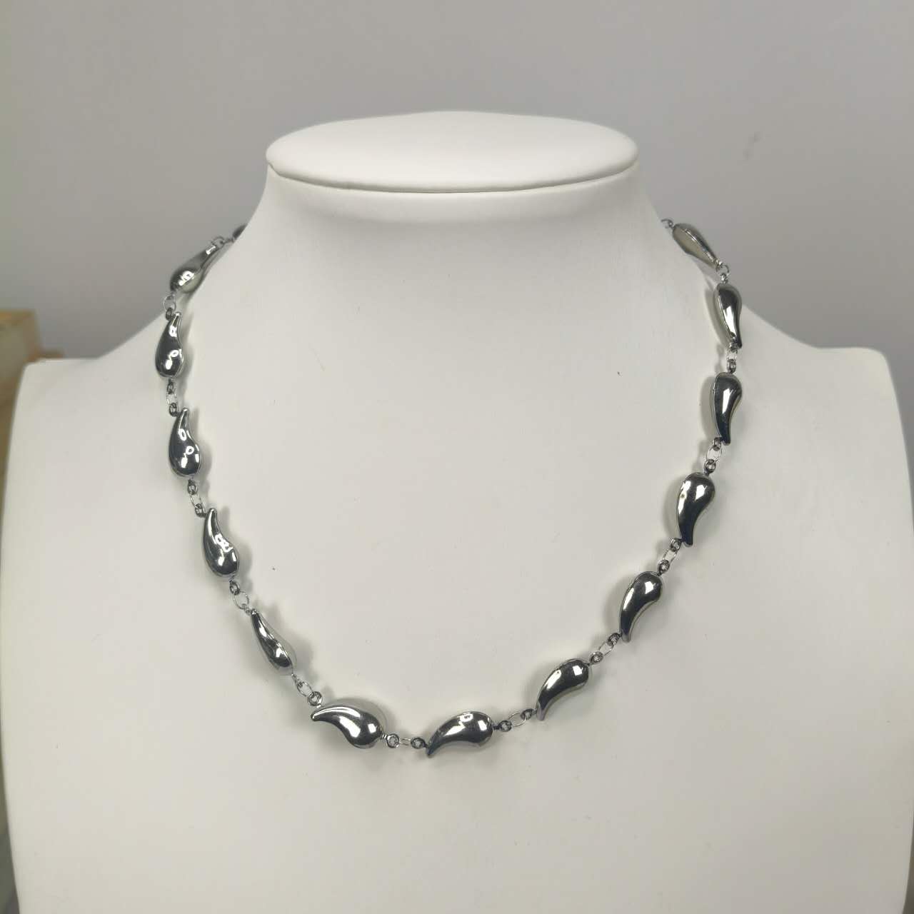 Collana “Gocce d’Acciaio” – Eleganza Moderna e Linee Fluide