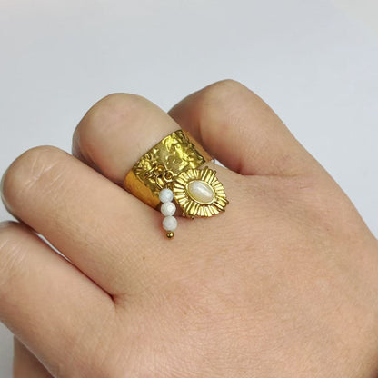 Anello Dorato con Pendente Sole e Perline – Acciaio Inossidabile