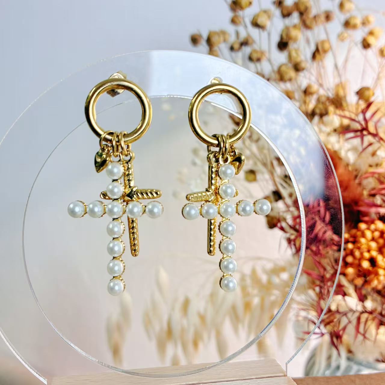 Orecchini “Croce di Perle” – Eleganza Iconica