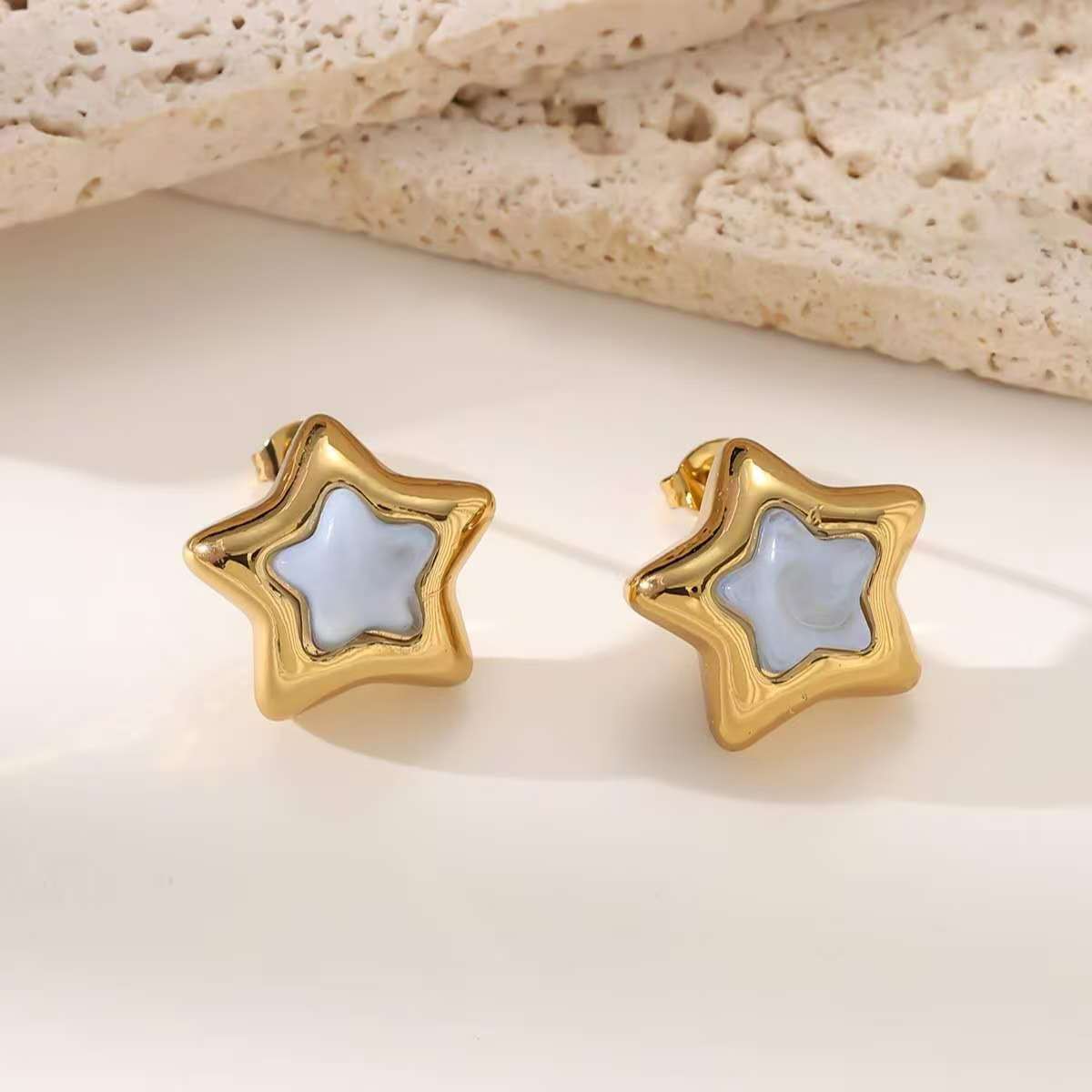 (O224) Orecchini a stella d'oro con centro smaltato