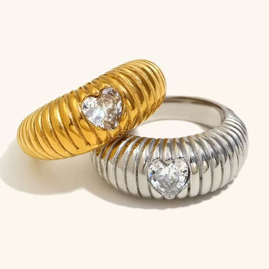 Anello “Cuore Inciso” – Intensità e Raffinatezza in Forma Avvolgente