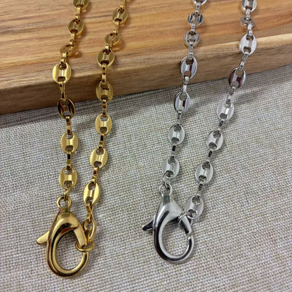 Collana rigida con motivo geometrico