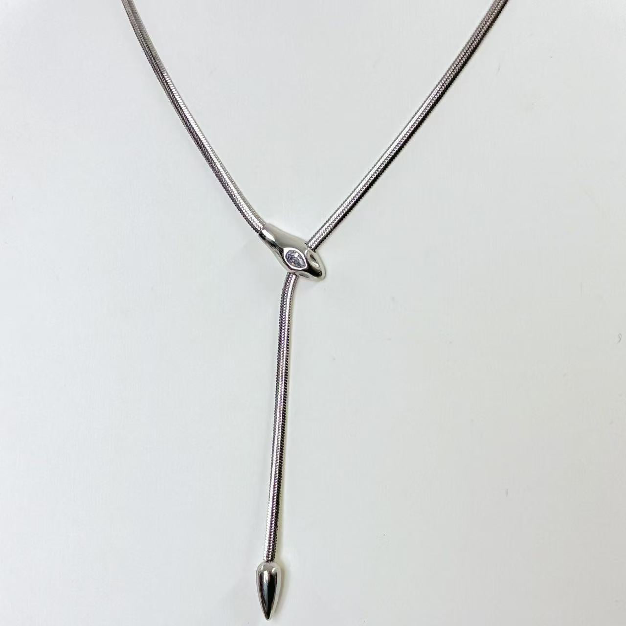 Collana saliscendi snack – Minimalismo Moderno con Dettaglio Regolabile