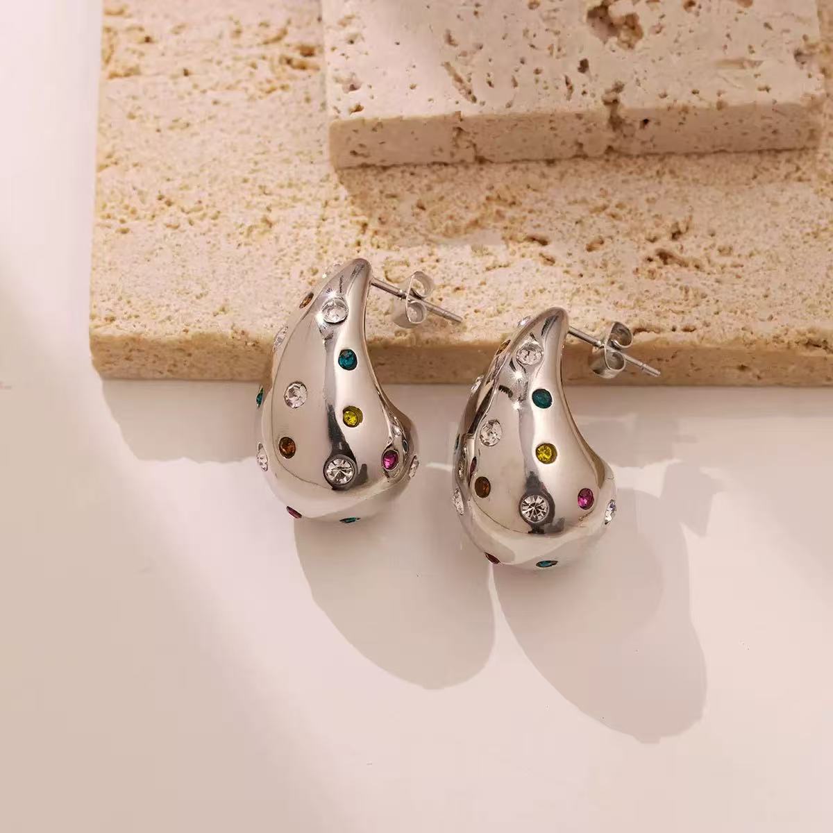 Orecchini "Goccia Arcobaleno" – Sculture di Luce in Acciaio