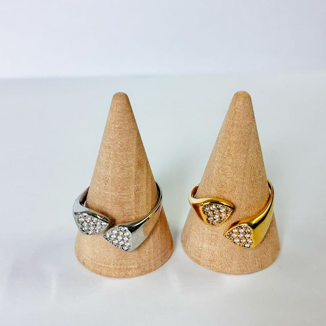 Anello “Cuori Gemelli” – Eleganza Moderna con Dettagli Pavé