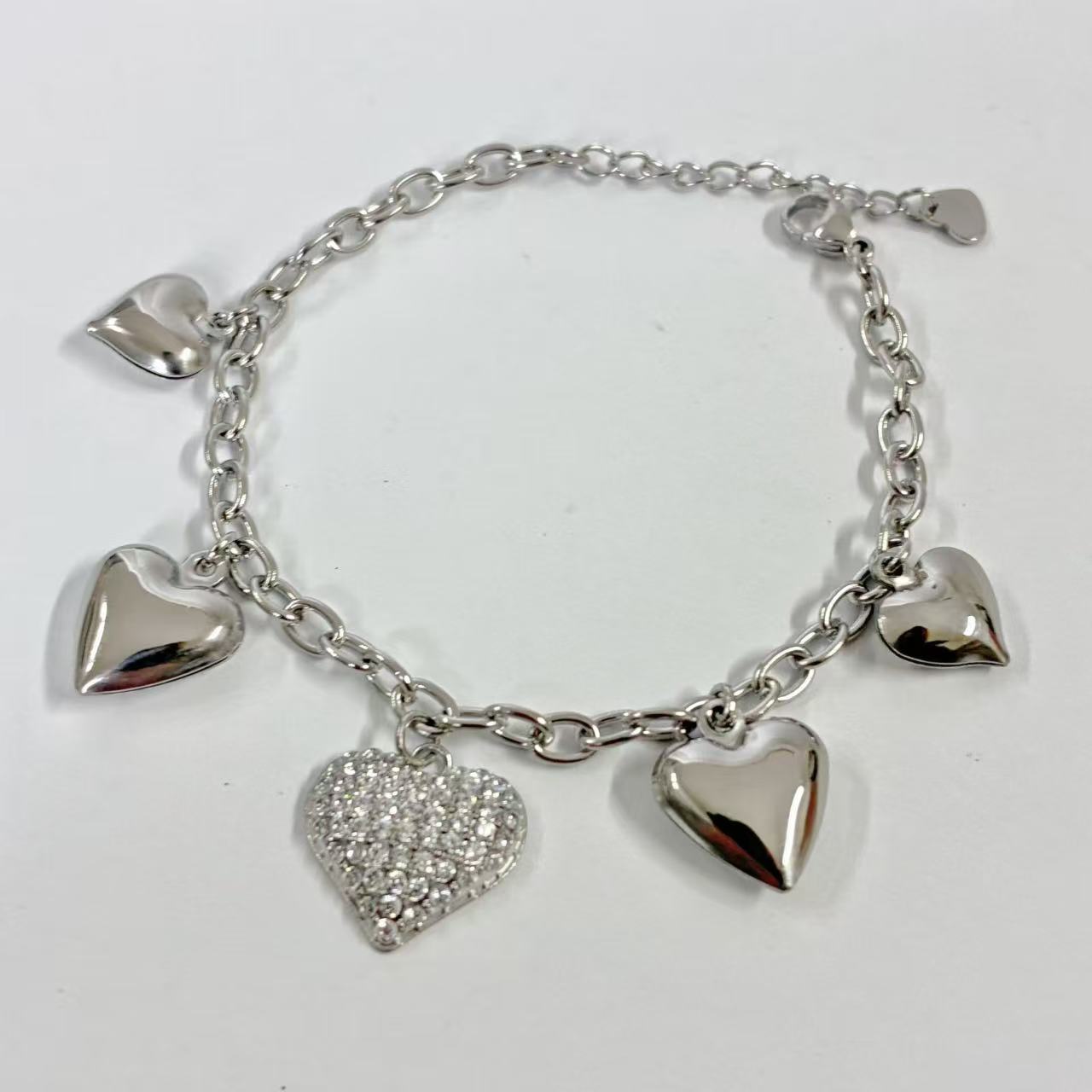 Bracciale “Charms di Cuore” – Romantico, Brillante, Inconfondibile
