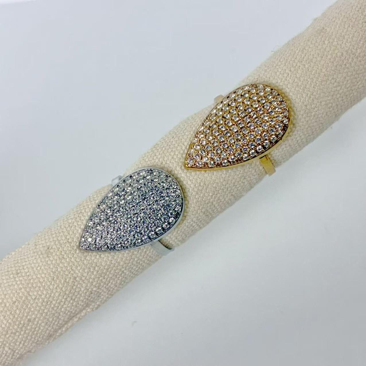 Anello “Goccia di Brillanti” – Eleganza Scultorea e Luce Infinita