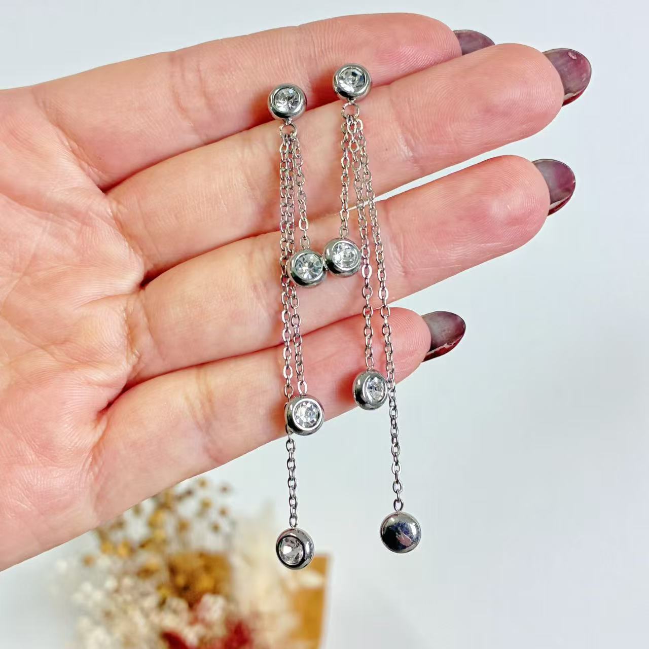 Orecchini “Riflessi Sottili” – Eleganza in Movimento