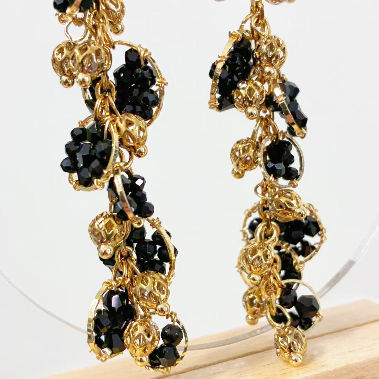 Orecchini Pendenti con Cristalli & Maglie Dorate – Eleganza Mossa e Sofisticata