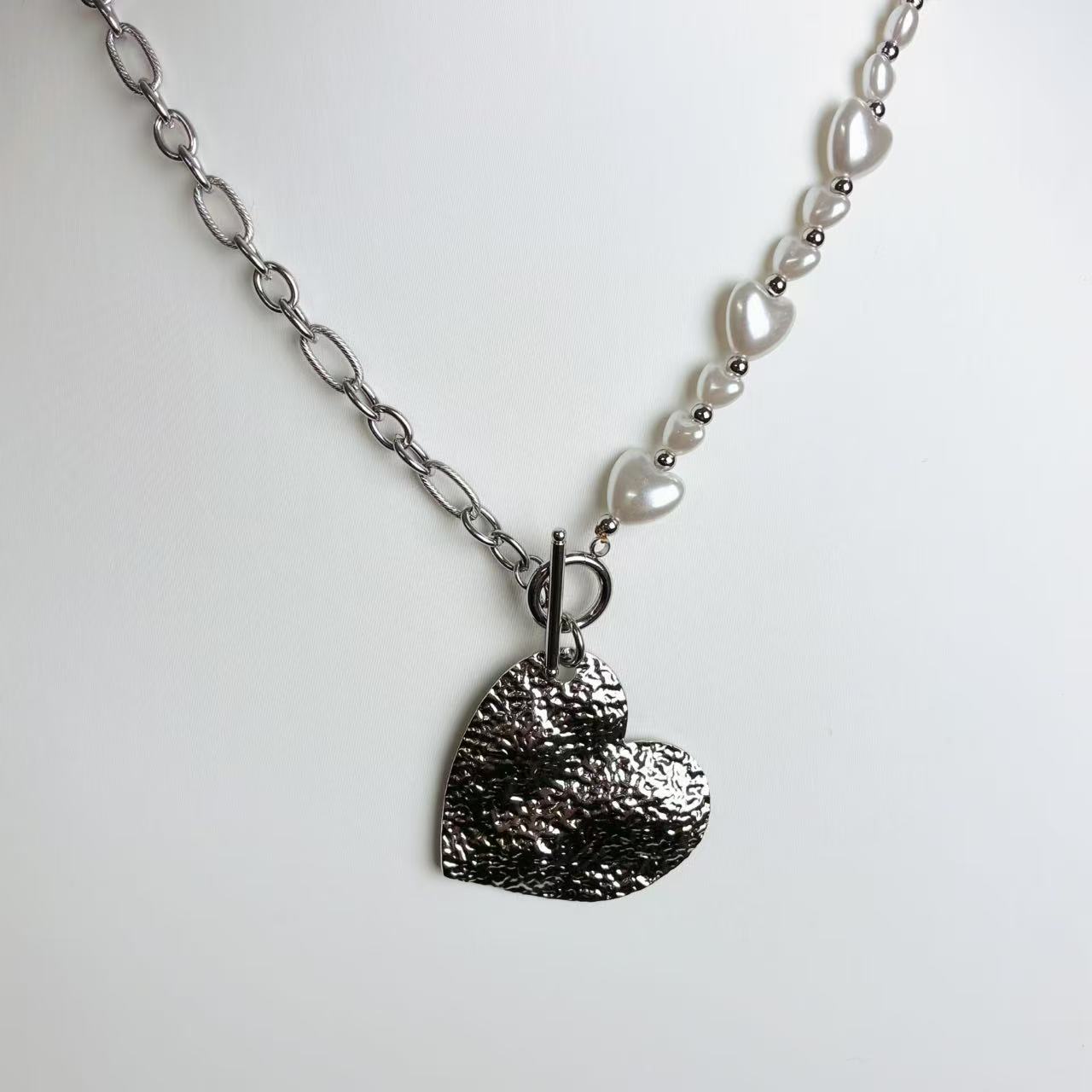 Collana “Cuore Martellato Fusion” – Eleganza Ribelle e Contrasti Moderni