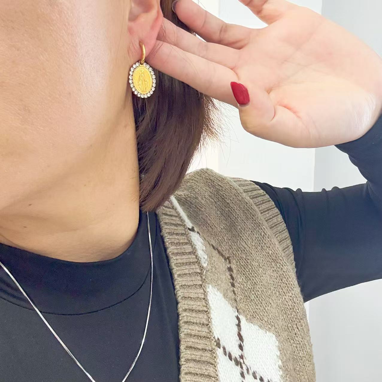 Orecchini Medaglia Ovale – Cornice di Cristalli