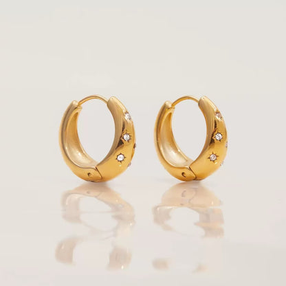 Orecchini a Cerchi con Stelle Incise – Eleganza Sofisticata e Luminosità Delicata