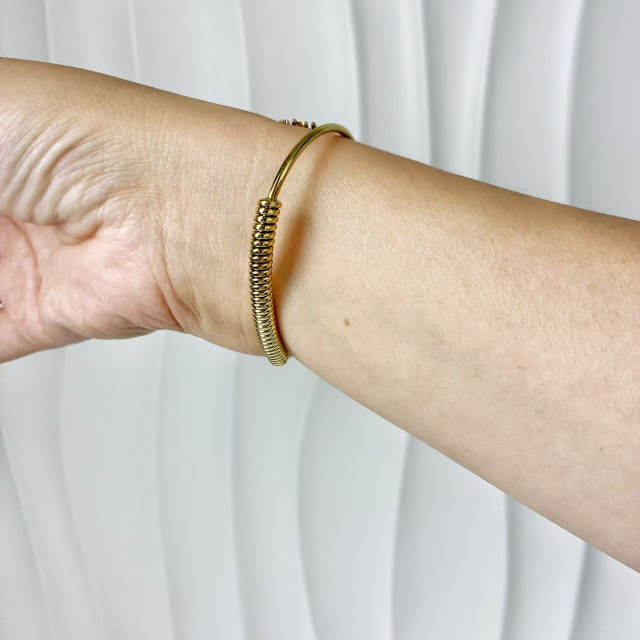 (B146)Bracciale rigido donna con molla foglie in acciaio inox