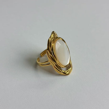 Anello Statement con Pietra Ovale – Eleganza Artistica e Design Scultoreo