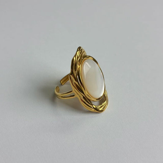 Anello Statement con Pietra Ovale – Eleganza Artistica e Design Scultoreo
