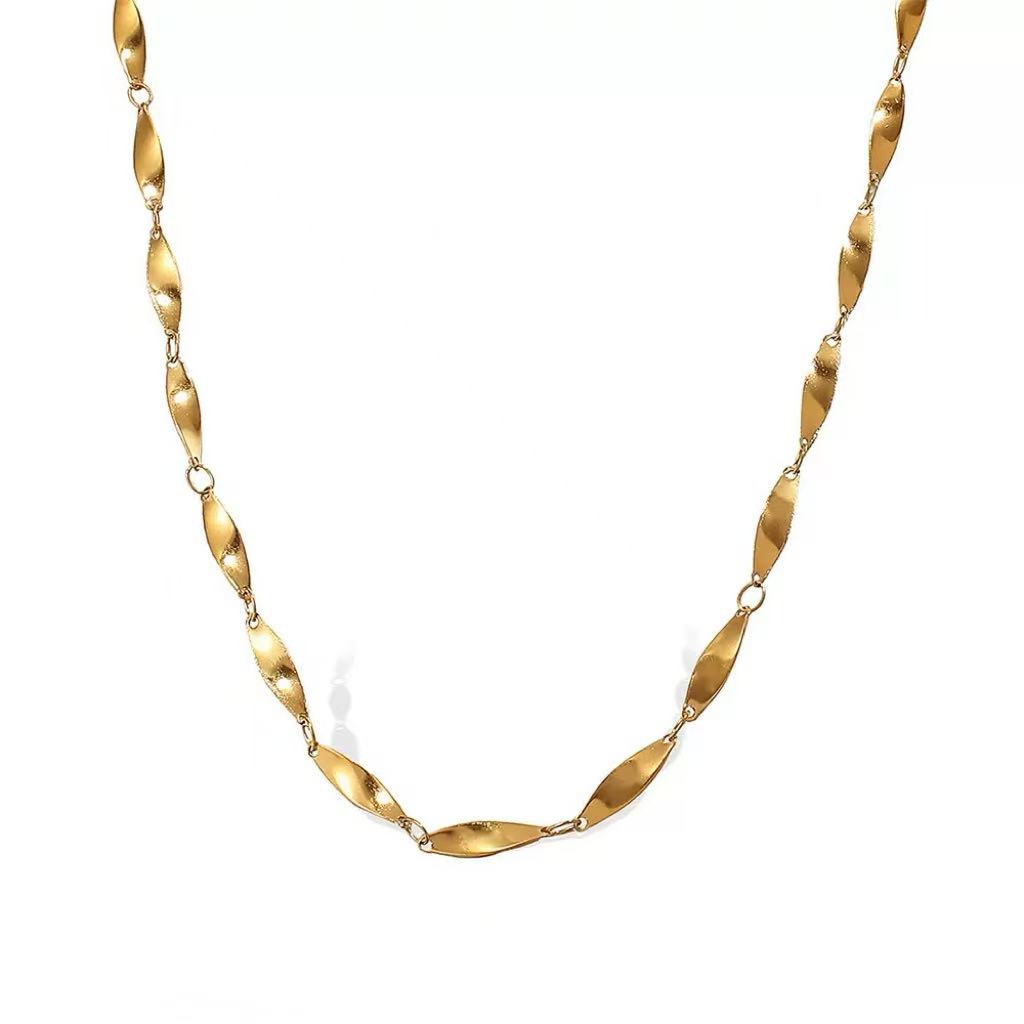 Collana a Maglie Ondulate Dorate — Eleganza Minimal & Movimento Fluido