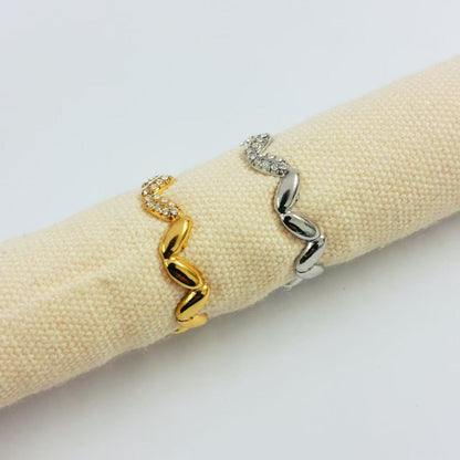 Anello “Onde di Luce” – Eleganza Moderna con Linea Fluida Pavé