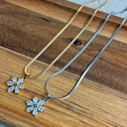 Collana “Fiore Elegante” – La grazia in un dettaglio