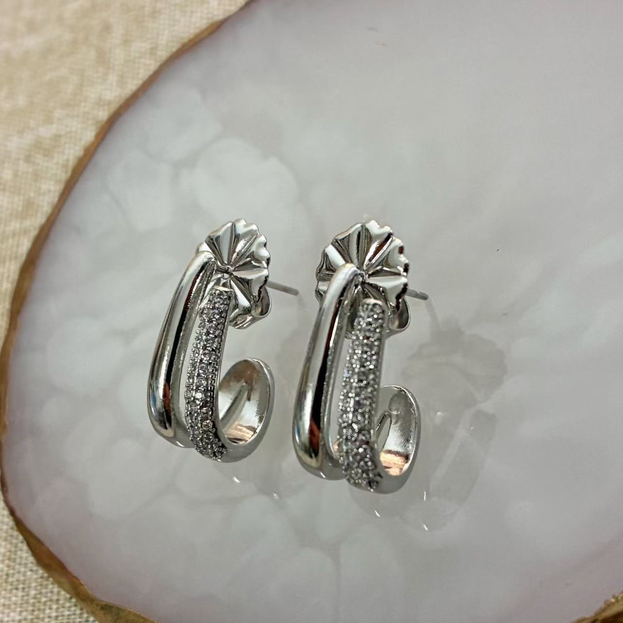 Orecchini “Doppia Luce” – L’incontro delle linee