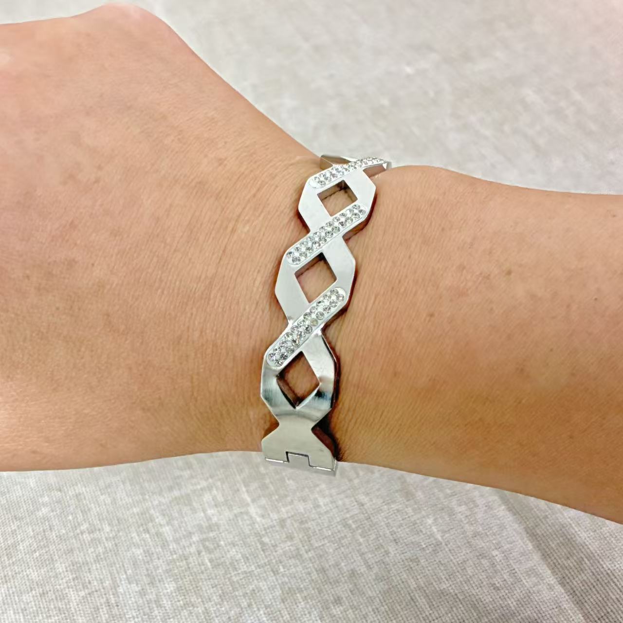Bracciale rigido Intrecciato con la chiusura laterale