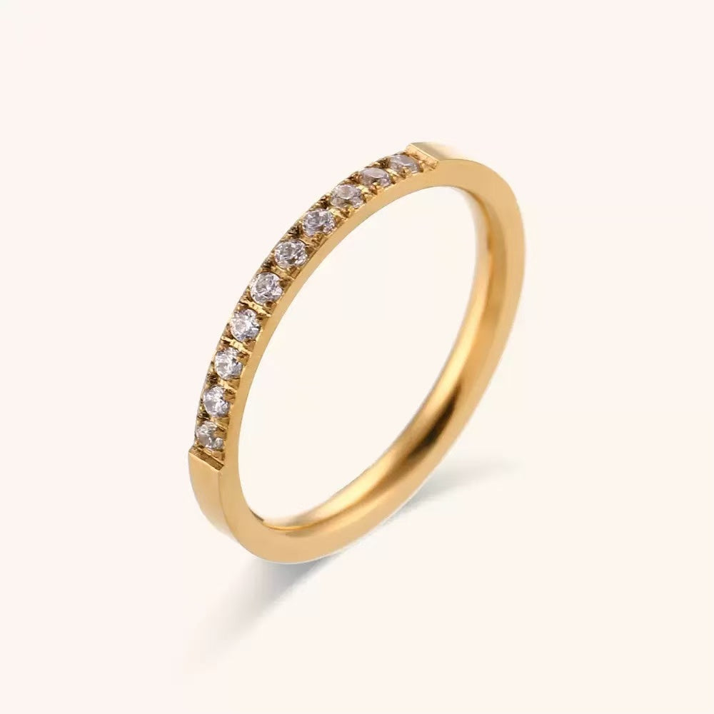 Anello “Linea di Promesse” – Eleganza Sottile dal Profilo Raffinato