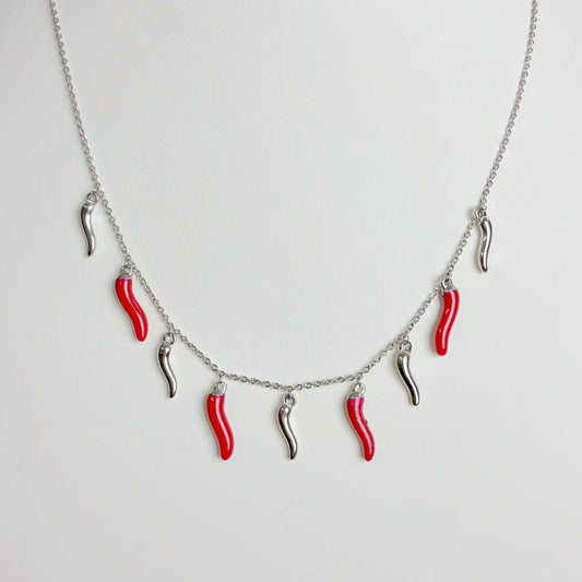 Collana “Piccante Charm” – Simboli Portafortuna in Chiave Trendy
