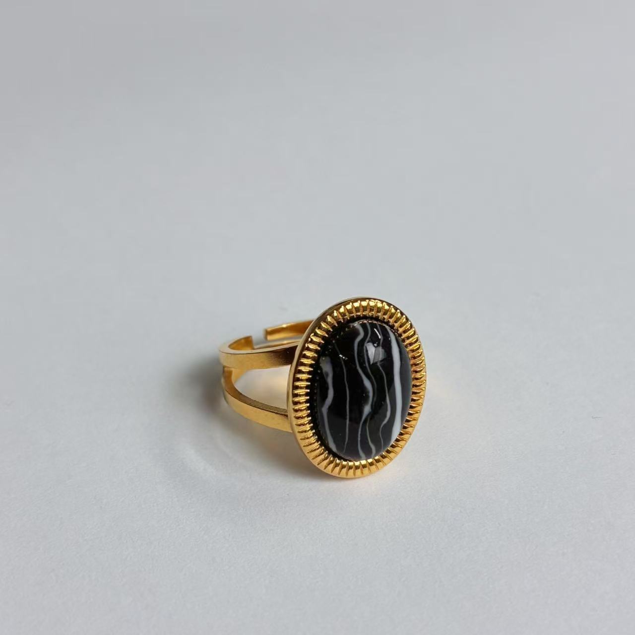 Anello con Pietra Ovale Nera – Acciaio Inossidabile Oro