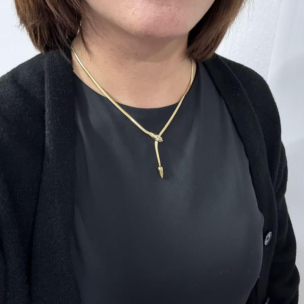 Collana saliscendi snack – Minimalismo Moderno con Dettaglio Regolabile