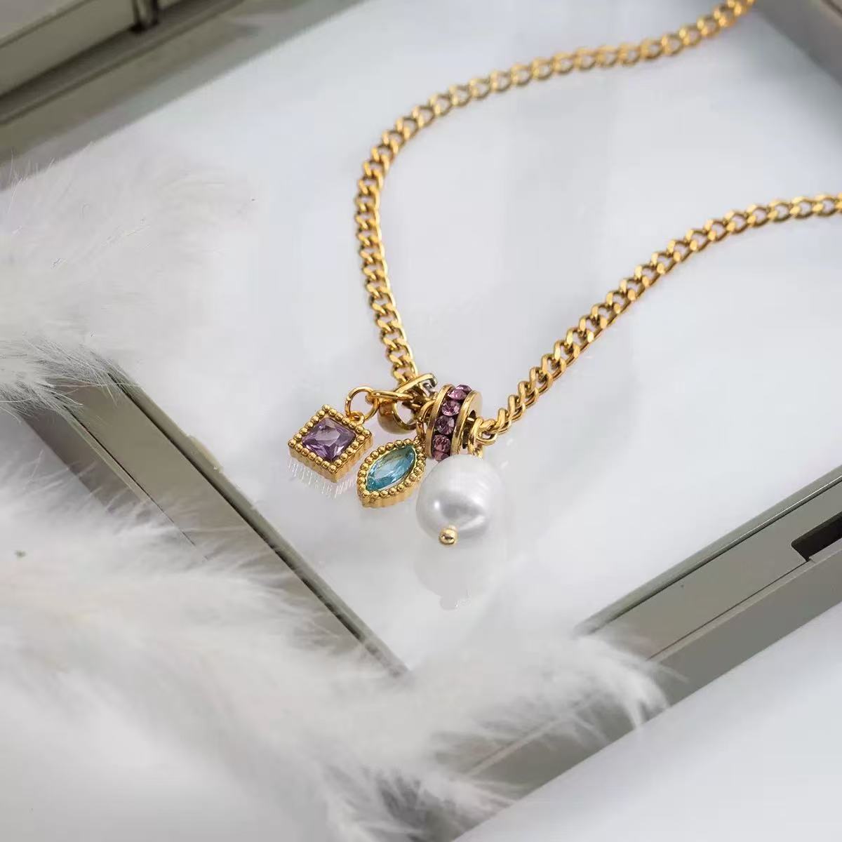 Collana con Ciondoli Multicolor e Perla – Eleganza Delicata e Moderna