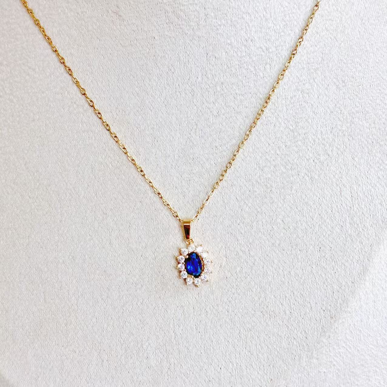 Collana "Splendore Regale" – Pendente a Rosetta con Cristalli