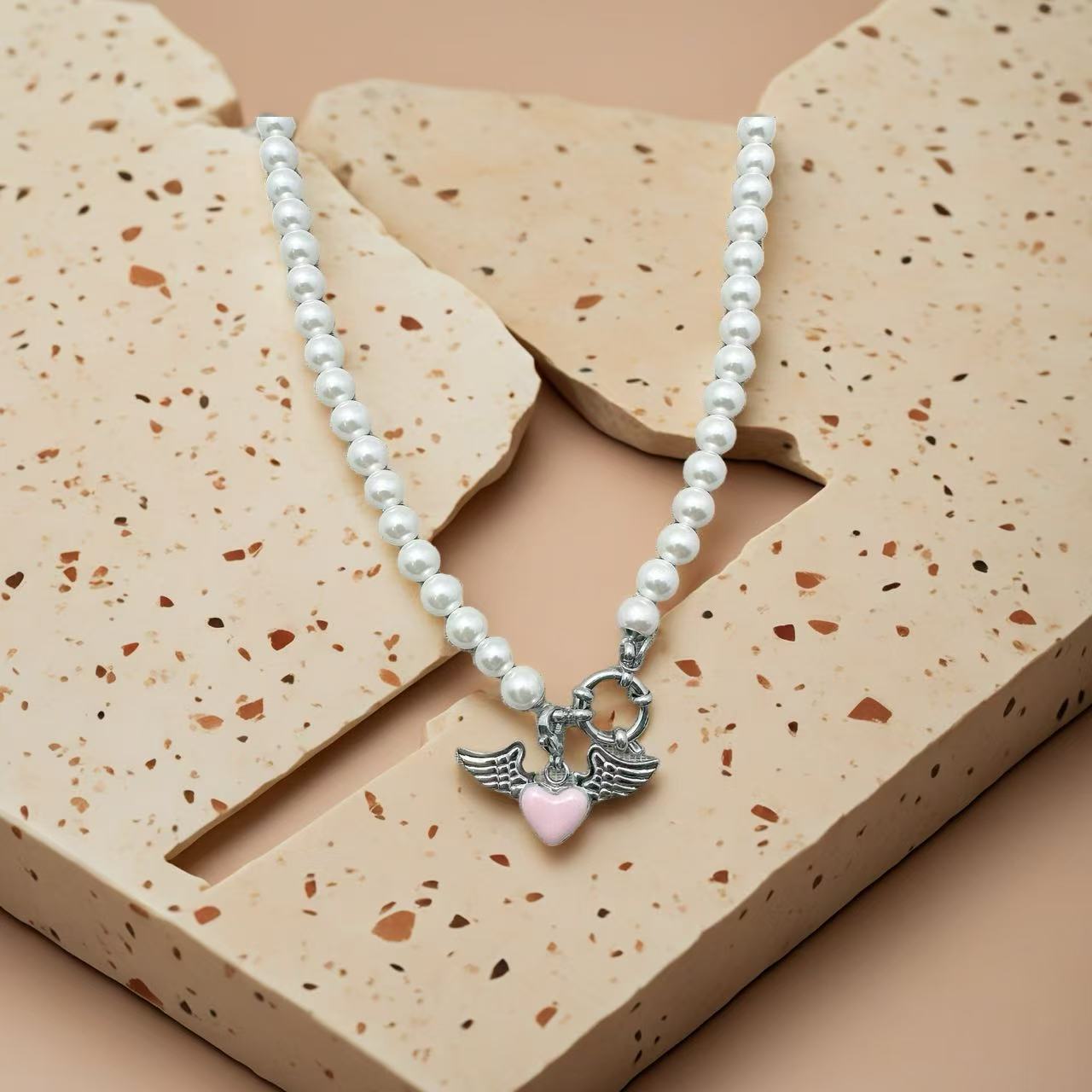 (C316)Collana cuore rosa smaltato con ali