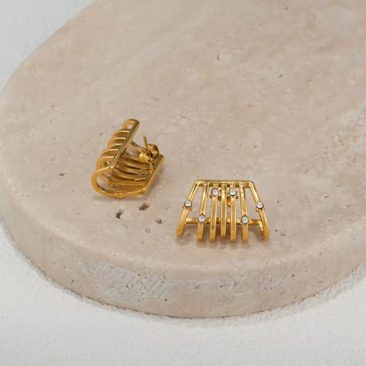 Orecchini Geometrici con Dettagli Luminosi