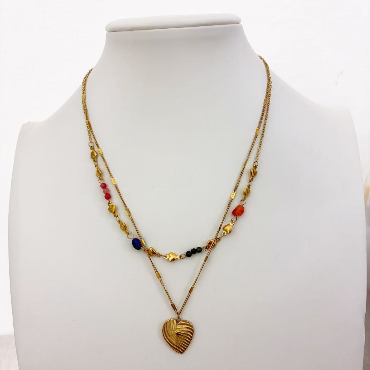 Collana Doppiostrato con Cuori & Dettagli Neri – Eleganza Dorata Moderna