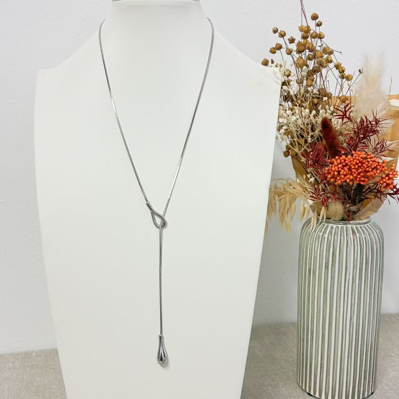 Collana Lunga saliscendi con Nodo & Pendente a Goccia – Eleganza Minimal Chic