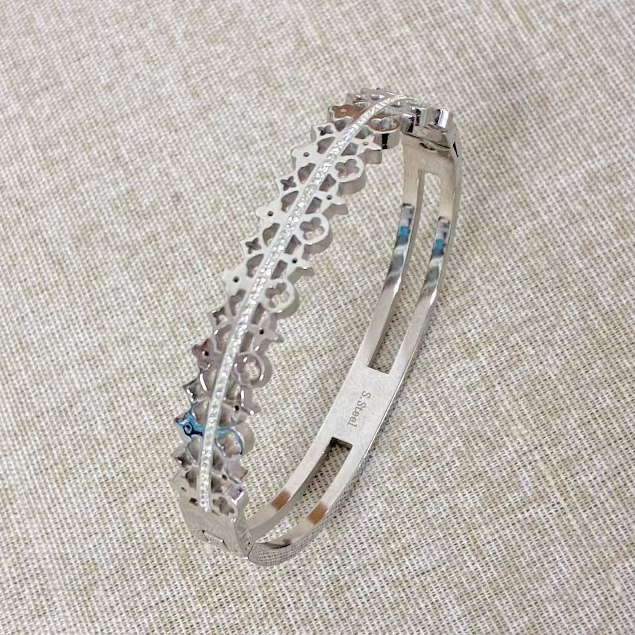 Bracciale rigido Floreale con la chiusura laterale