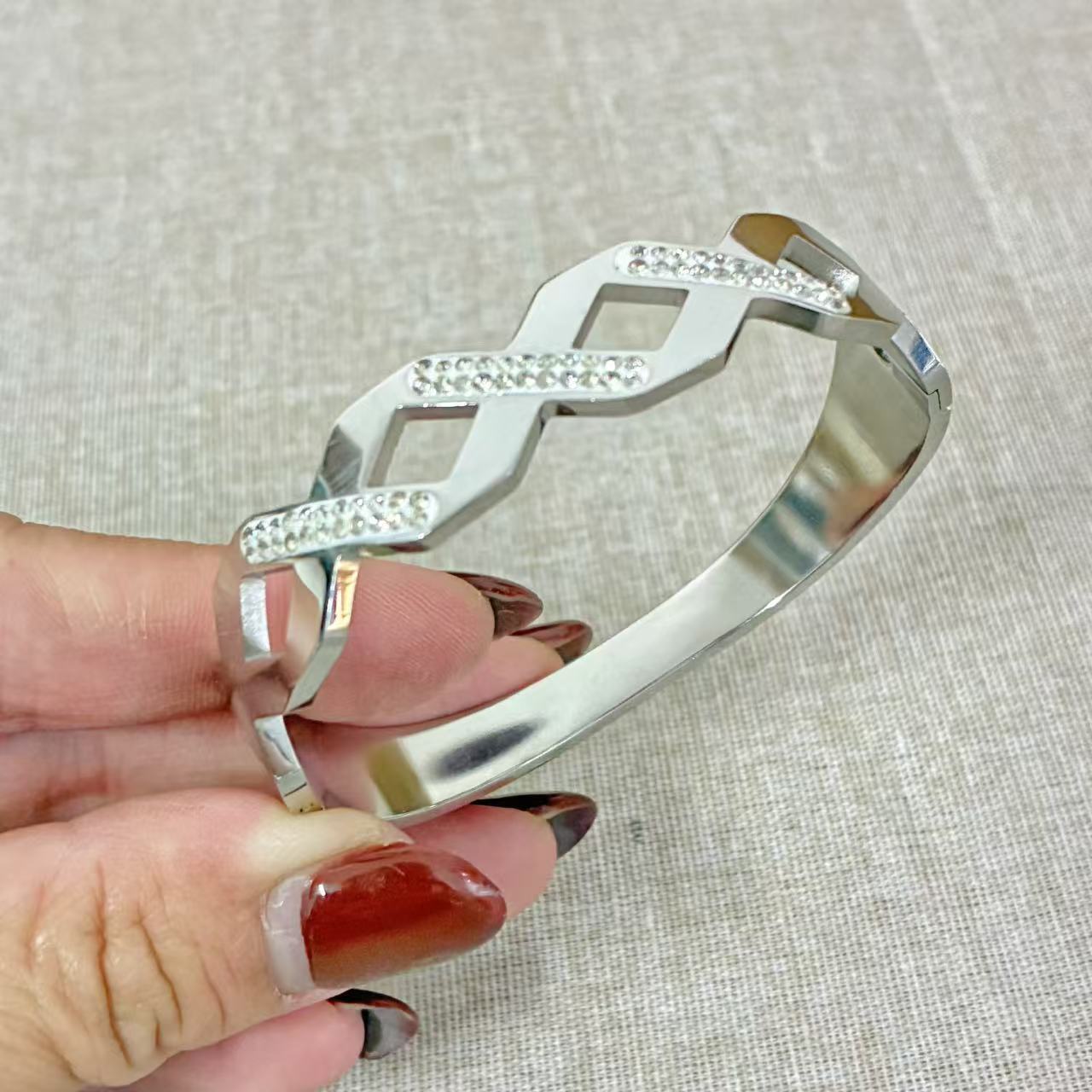 Bracciale rigido Intrecciato con la chiusura laterale