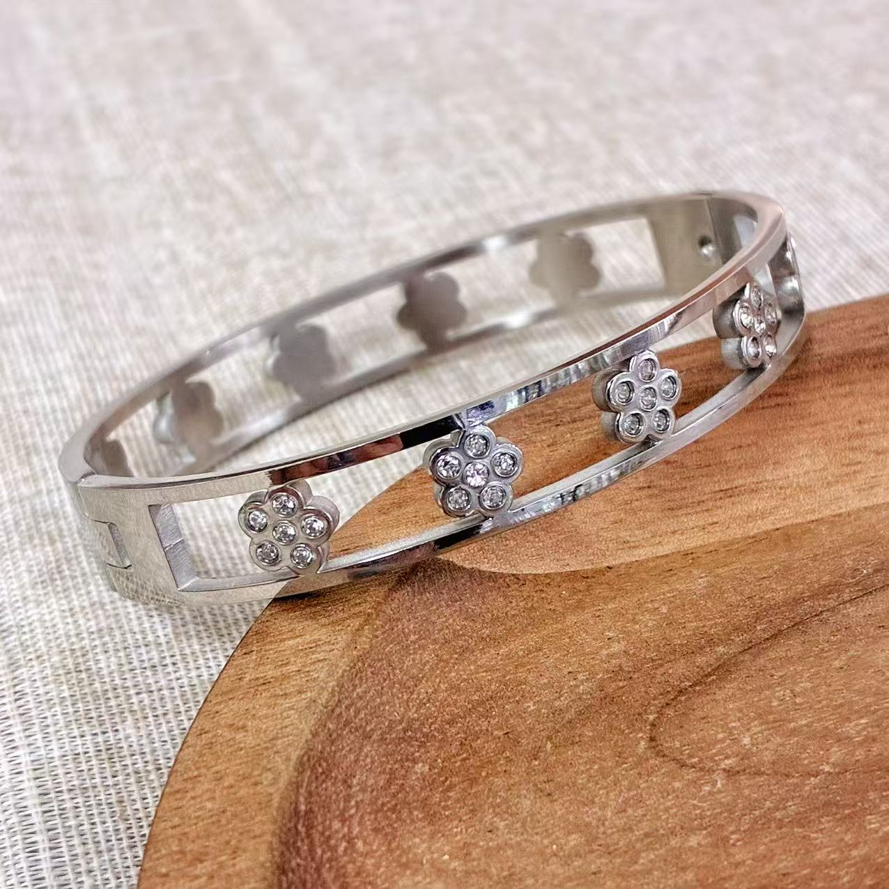 Bracciale rigido con 5 petali strass con la chiusura laterale