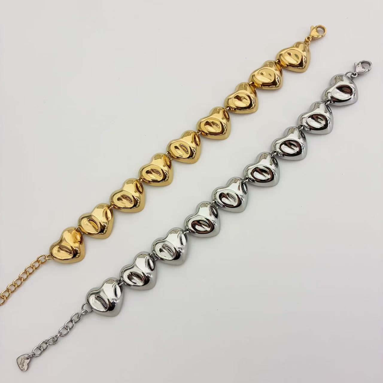 Bracciale Cuori Bombati – Stile Morbido e Luminoso