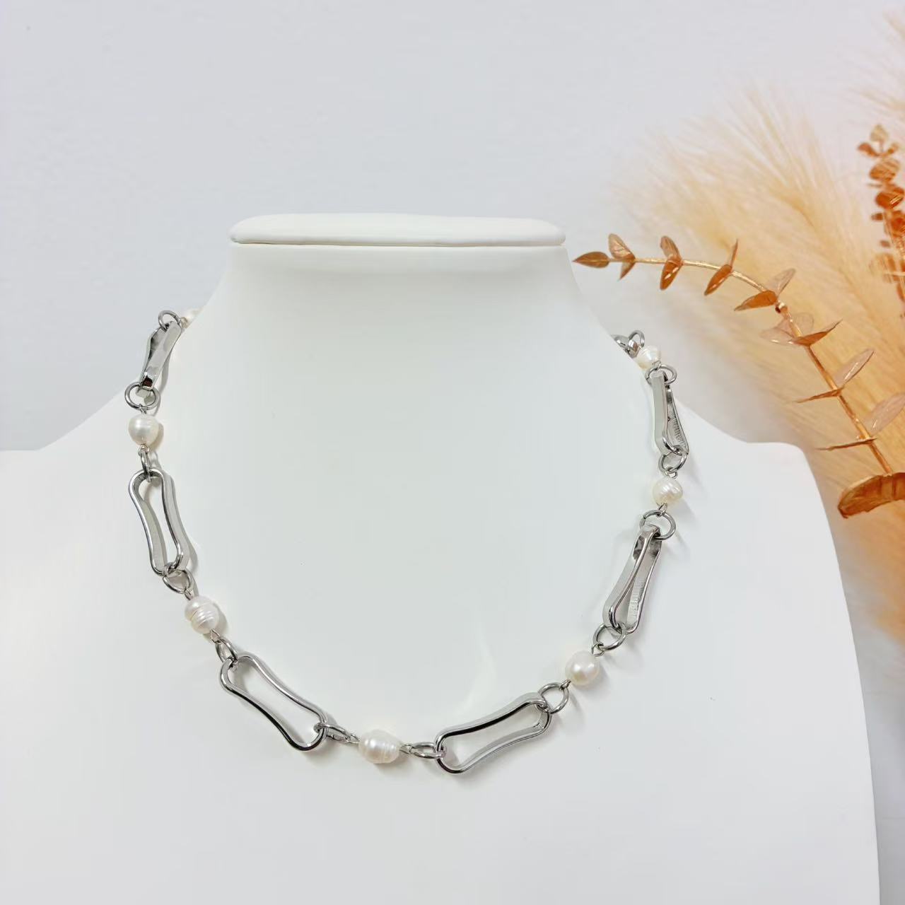 Collana “Catena di Perle Moderne” – Equilibrio Perfetto tra Forza e Delicatezza